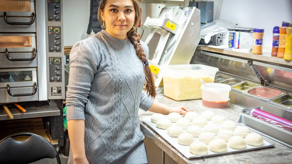 Sara Kazemi är delägare till Skurholmens pizzeria och säger att förberedelserna pågår i dagar innan den stora, inofficiella pizzadagen.