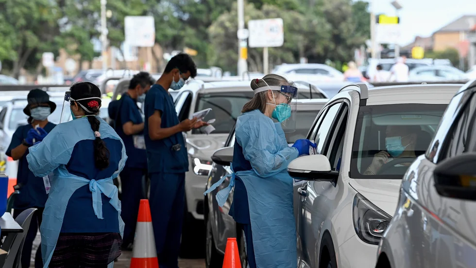 Köerna ringlar långa på testcentren i den australiska delstaten New South Wales. Bilden är tagen på en drive-in-anläggning vid Bondi Beach i Sydney på nyårsdagen.