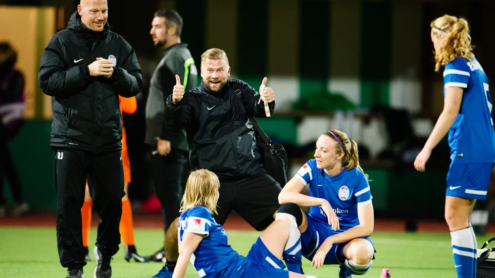 Daniel Wiklund, då assisterande tränare i Eskilstuna United, gör tummar upp efter en allsvensk match 2015.