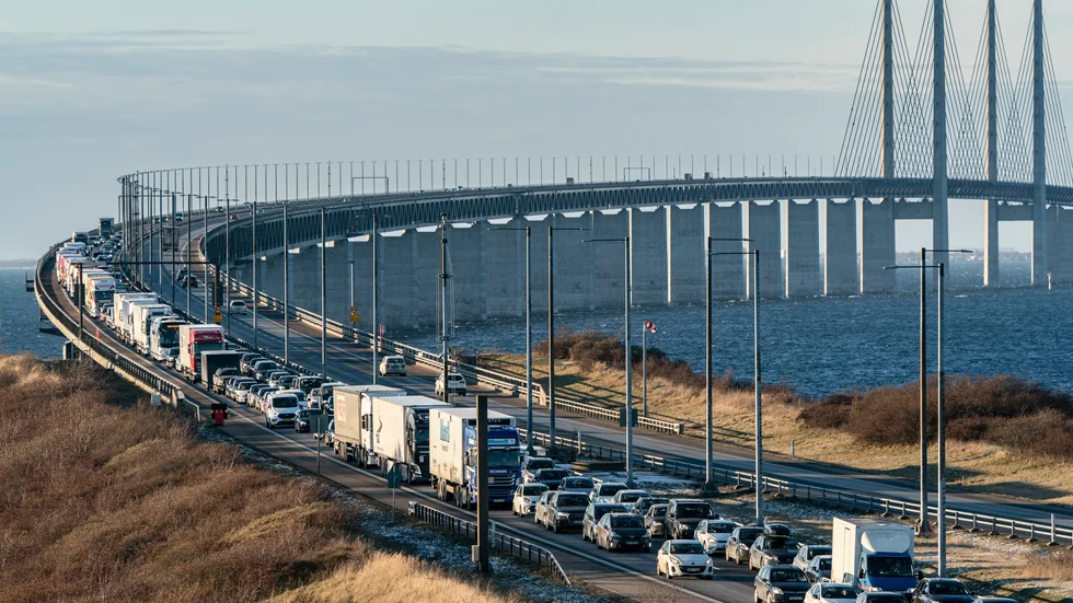 Kö på Öresundsbron när polisen kontrollerar vaccinationsbevis och identitetshandlingar på resenärer på väg in i Sverige på måndagen.
