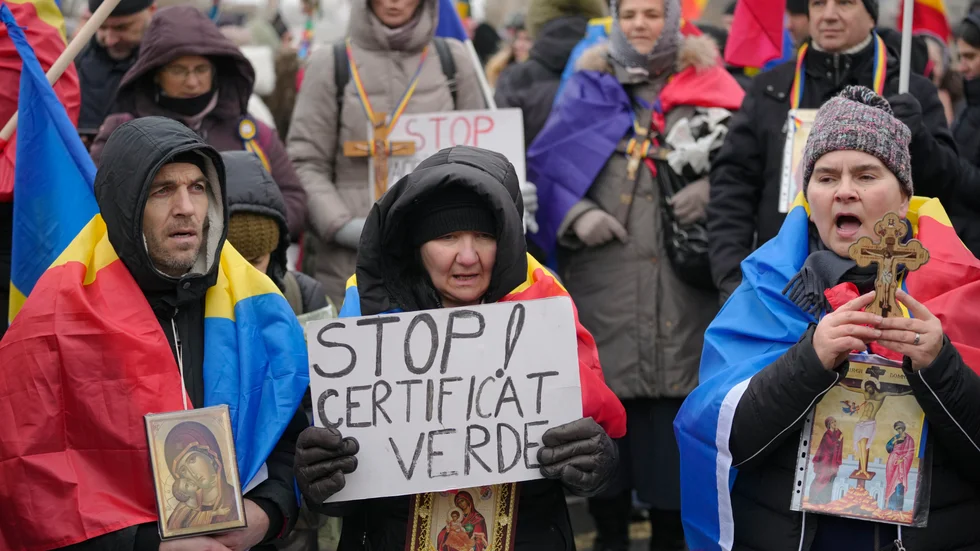 Tidigare i december samlades stora skaror utanför parlamentet i Rumäniens huvudstad Bukarest för att demonstrera mot vaccinpassen. "Kolla vad som sker ute i Europa. Människor har fått nog", säger Daniel Sjökvist.