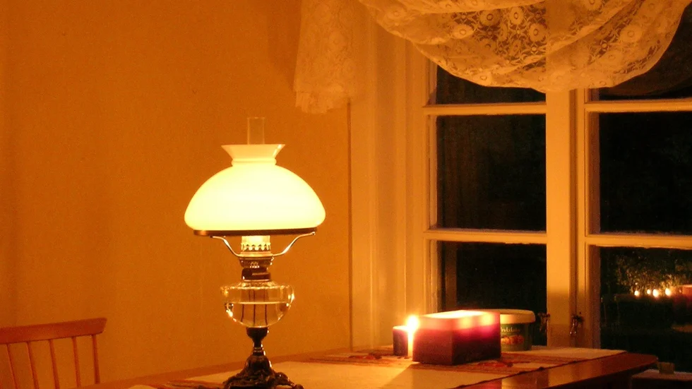 Visst är det mysigt med fotogenlampa i det gamla torpet. Men det blir lite skumt i hörnen.