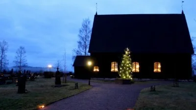 Mer luft mellan besökarna i julottan, men trots de nya restriktionerna och tack vare vaccinerna är julen, i kyrkan och  i hemmen, inte nedfrusen som förra året. 