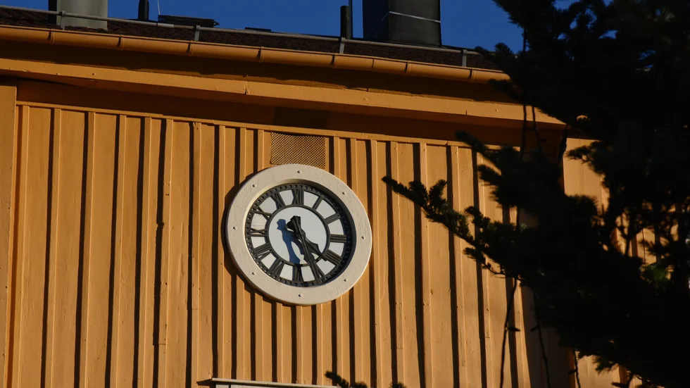 Vid klockan 11.45 visar klockan på Malmköpings stadshus istället fem i halv fem.
