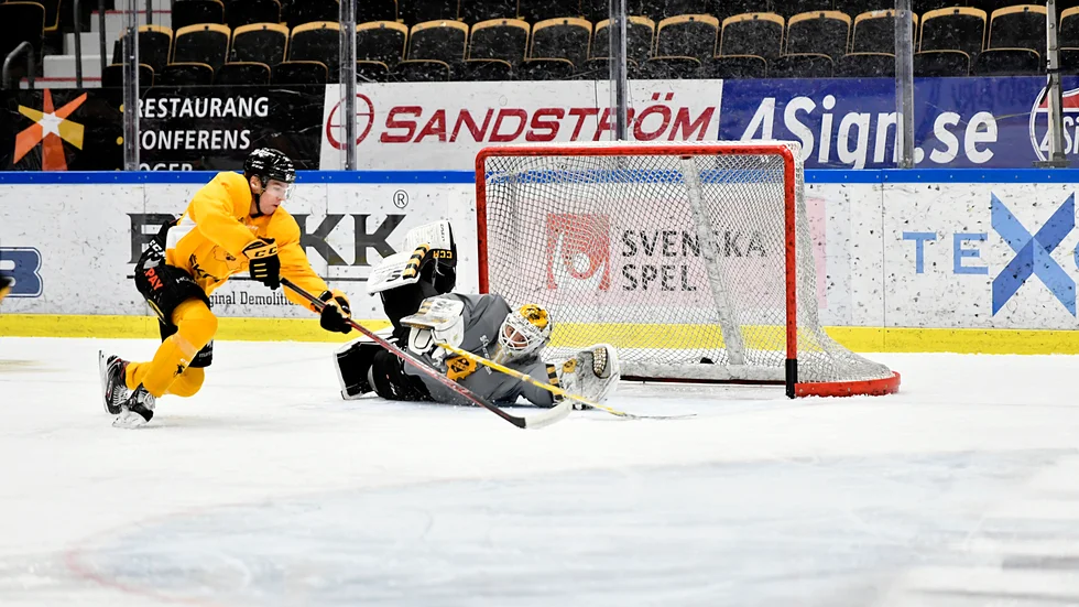 Gustaf Lindvall har fått förtroendet i 15 av de inledande 27 matcherna och vunnit åtta av dem. Dessutom har målvakten förärats med en kallelse till Tre kronor.