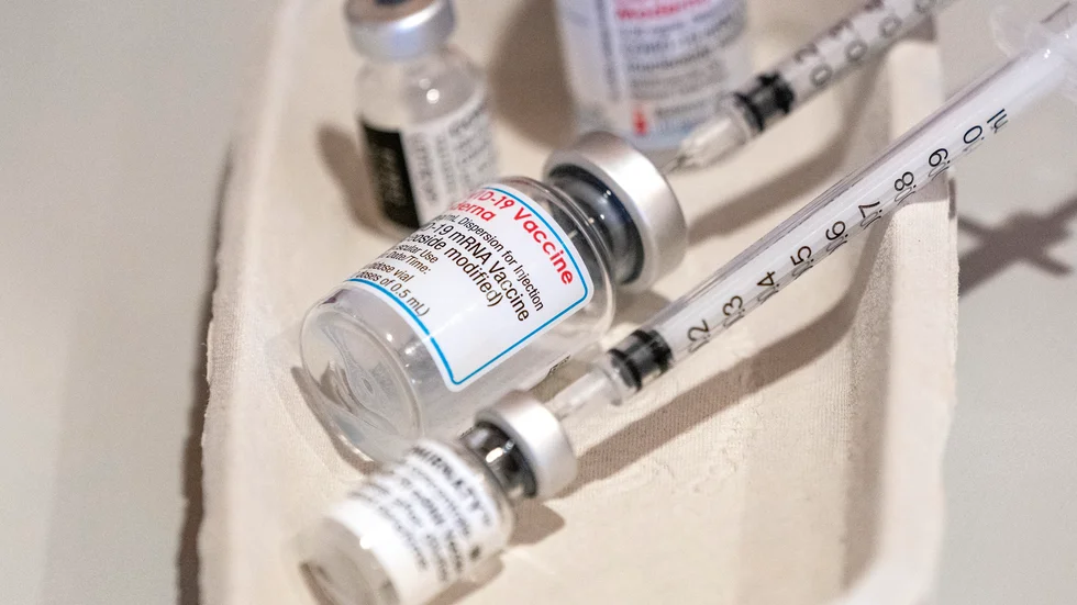 Med den nya varianten omikron har det blivit bråttom att ge den tredje dosen till alla.