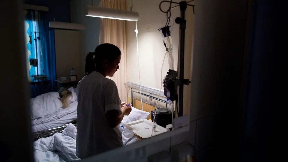 Vi får återkommande rapporter från förskolan, vården och hemtjänsten om anställda som måste springa snabbare, som rationaliserar bort raster, som inte längre hinner vara en medmänniska, skriver debattörerna.