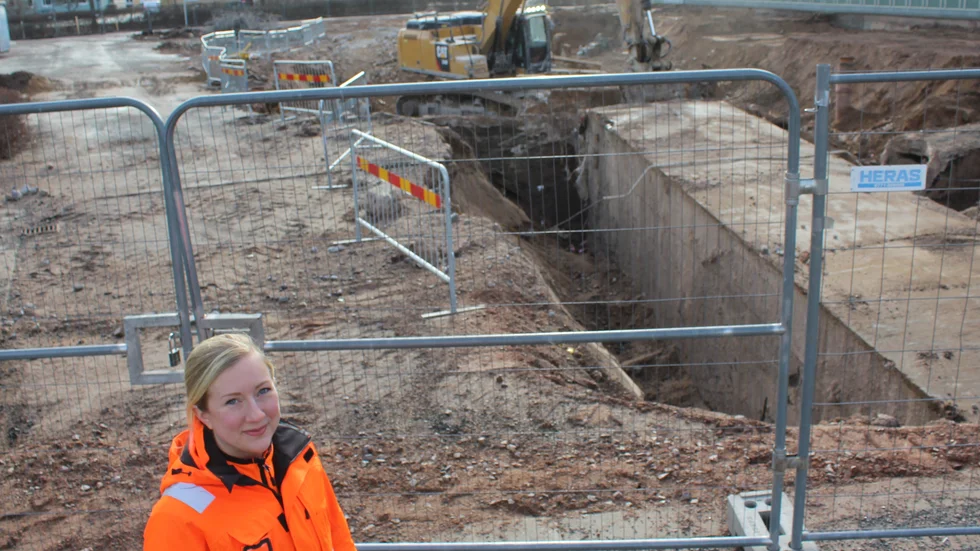 Madelene Nilsson vid platsen där den nya psykkliniken ska ligga, där för övrigt hennes syster, Annelie Nyman, kommer att jobba så småningom.
