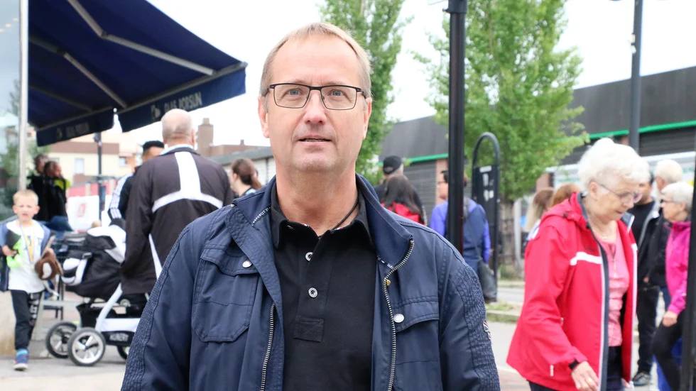 Kommunalrådet Tomas Egmark berättar att kommunstyrelsen är överens om att skjuta till 500 000 kronor extra till föreningar som vill dra igång med nya arrangemang nu framöver när samhället kommer igång igen.
