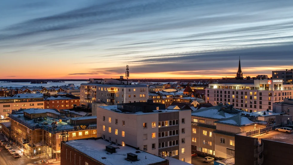 Lägenheten, som kan komma att bli Luleås dyraste, ligger allra högst upp i ett av punkthusen på Kungsgatan med utsikt åt båda hamnarna. Utgångspriset är nästan sju miljoner kronor.