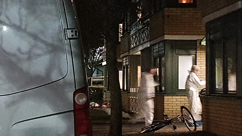 Polisen ska göra nya tekniska undersökningar i bostaden i Vimmerby där en medelålders man påträffades död för en vecka sedan.