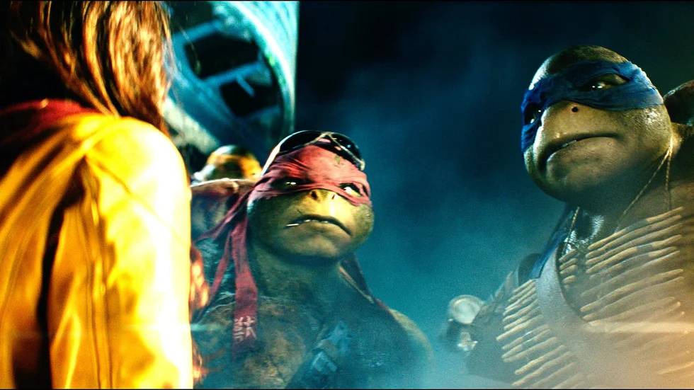 Rapahael och Leonardo är två Ninja Turtles. Här i samspråk med April (Megan Fox).
