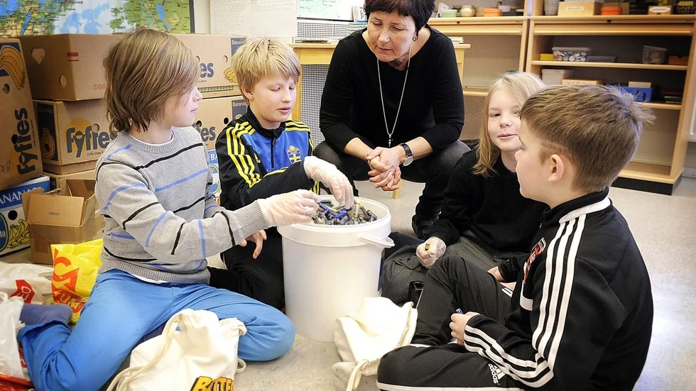 Viktor Enquist, Emil Brännström, Bitte Karinen och Julius Fjällström Hjelte tejpar batterier innan de ska lämnas in. Foto: Annika Eriksson