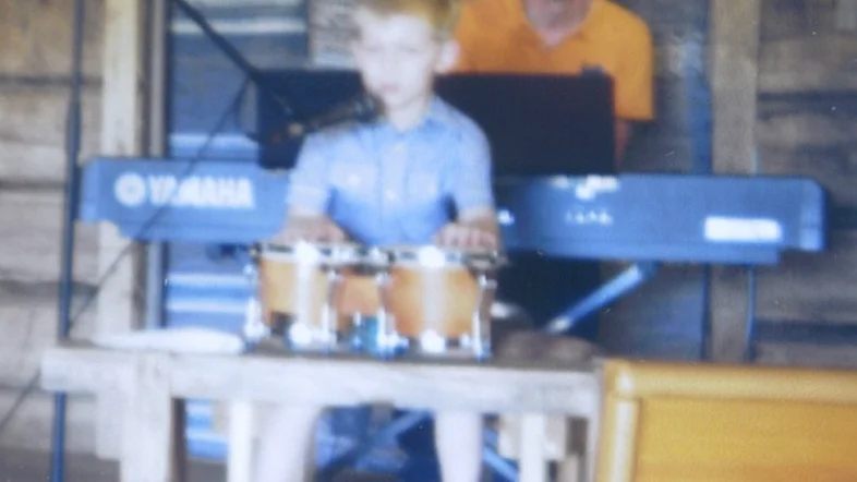 Gustav. Sjöng och spelade i Rismyrliden.