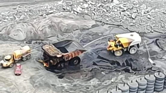 Branden i den stora trucken på Aitikområdet var svårsläckt.