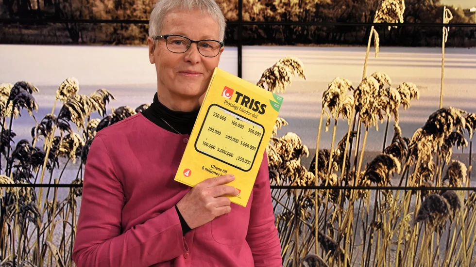 ”Det räcker gott” säger Eva Fredriksson, Skellefteå, när hon skrapat fram 100 000 kronor i ”Nyhetsmorgon”. Foto: Svenska Spel. 