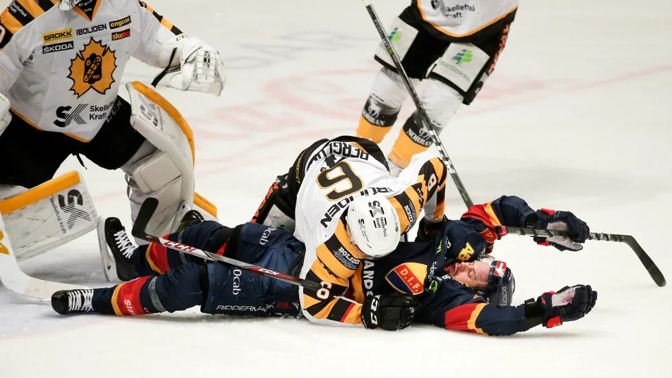 Djurgårdens Daniel Brodin i underläge mot Skellefteås Filip Berlgund under lördagens ishockeymatch i SM-slutspelet, kvartsfinal 1 av 7, mellan Djurgårdens IF och Skellefteå AIK på Hovet som slutade med resultatet 0-2. AIK spelade oerhört uppoffrande.