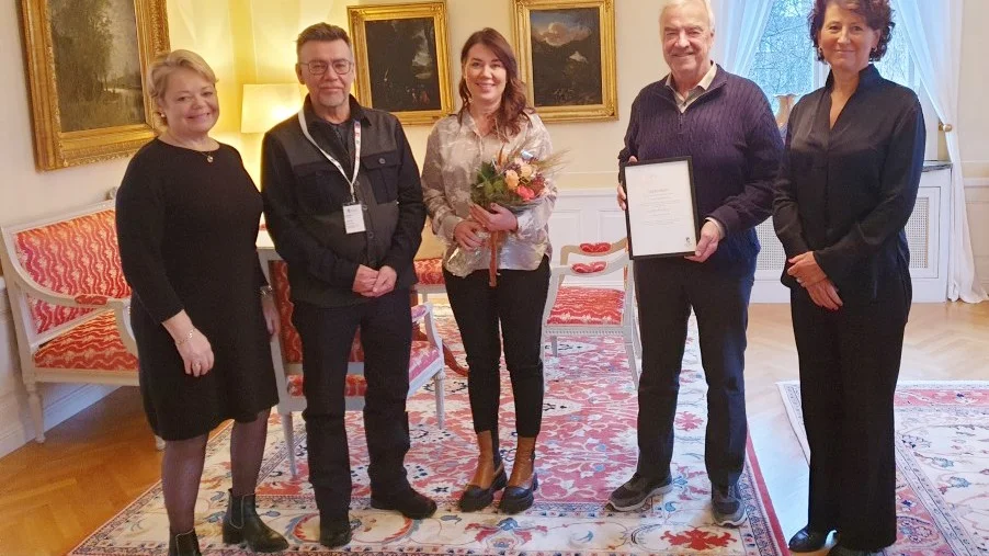 Utdelningen skedde på residenset i Luleå och på bild ses bland andra Lotta Finstorp, Li Skarin och Erik Lindbäck.