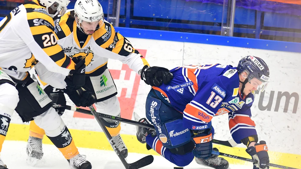 Växjös Julius Junttila och Skellefteås Fredrik Lindgren under tisdagens ishockeymatch i SHL mellan Växjö Lakers HC och Skellefteå AIK i Vida Arena.