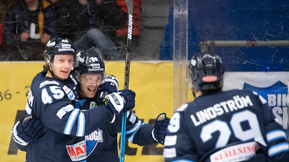 Linus Lindström på väg att gratulera kedjekamraten Fredrik Forsberg efter 2–0-målet i Karlskogas sköna 2–1-seger mot Oskarshamn i fredags. 
