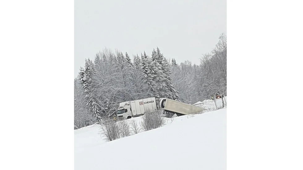 Bild tagen av olyckan på E 4 vid Dalkarlså, strax söder om Bygdeå.
