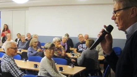 Matz Rosenberg, var en av flera cirkelledare som presenterade sina ämnen vid SPF Åkerbärets medlemsmöte. 