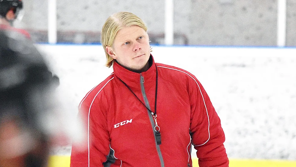 GILLAR UTVECKLINGEN. Tränare Jens Brändström ser fram emot andra halvan av serien med ett Lejon som höjt sin lägstanivå avsevärt. Foto: Kent Vikström.