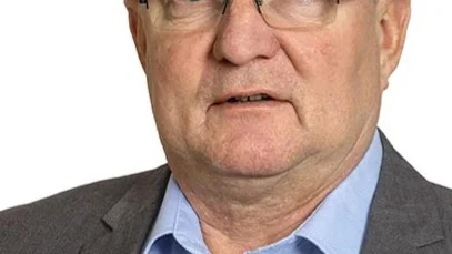 Viktiga relationer. Lars Bäckström (C) berättar om det utökade ansvaret.