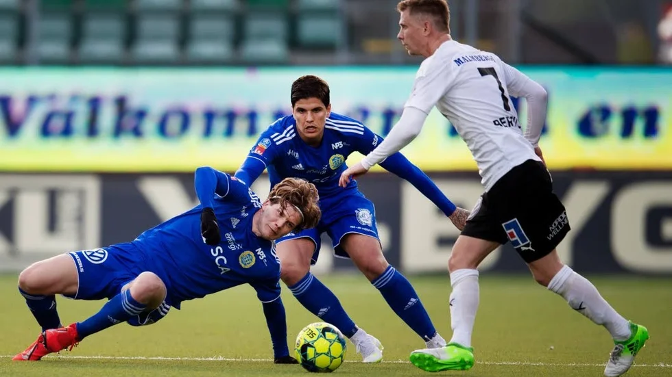 Oliver Berg, halvliggande, missar Sundsvalls match mot IFK på Östgötaporten.