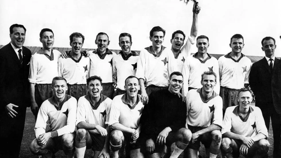 Svenska mästarna IFK Norrköping anno 1962 med Hans Rosander i i laget.
 Stående fr v lagledare Georg Ericson, Ove Kindvall, Gösta Löfgren, Stig Bornhager, Bo Lagerlund, Örjan Martinsson, lagkapten Åke Johansson, Harry Bild, Rolf Rosenqvist, tränare Vilmes Varszegi.
Knästående fr v Lars-Erik Bergstrand, Bill Björklund, Rune Lindh, Bengt Zamora Nyholm, Hans Rosander, Björn Nordqvist.
Foto Pressens Bild / SCANPIX Kod 194