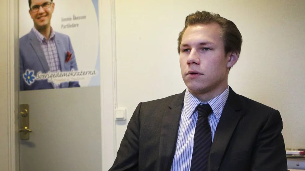 Marcus Wiechel är barnfödd i Östergötland. Han återkom till Norrköping 2007 för att studera. Mellan 2010 och 2018 var han kommunpolitiker för SD i Norrköping. 2012 valdes han in i riksdagen. I sin debattartikel denna söndag är Wiechel starkt kritisk mot att de borgerliga politikerna inte håller ihop för att hålla "vänsterblocket" borta från makten.
