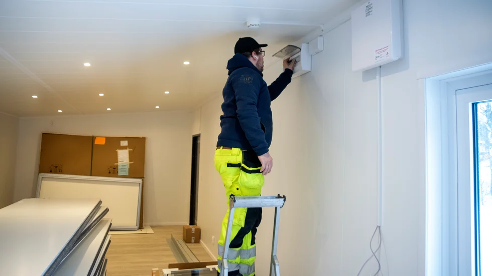 Thomas Kollberg som ska driva AutoMat i Sonstorp slår på strömmen i sin butik för första gången. I mitten av december ska Sontorpsborna kunna handla i den obemannade butiken för första gången.