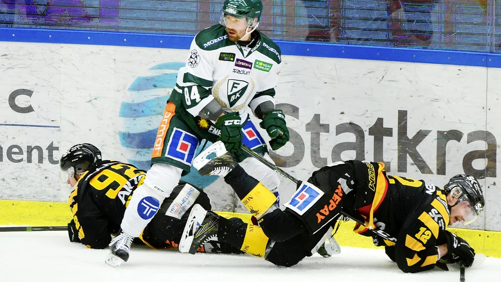 Behöver resa sig. Tomas Skogs Färjestad vann med 3–0 mot ett blekt AIK, som är nere för viktig räkning och behöver resa sig om säsongen ska spelas ända in i april. Foto: Robert Granström/TT.