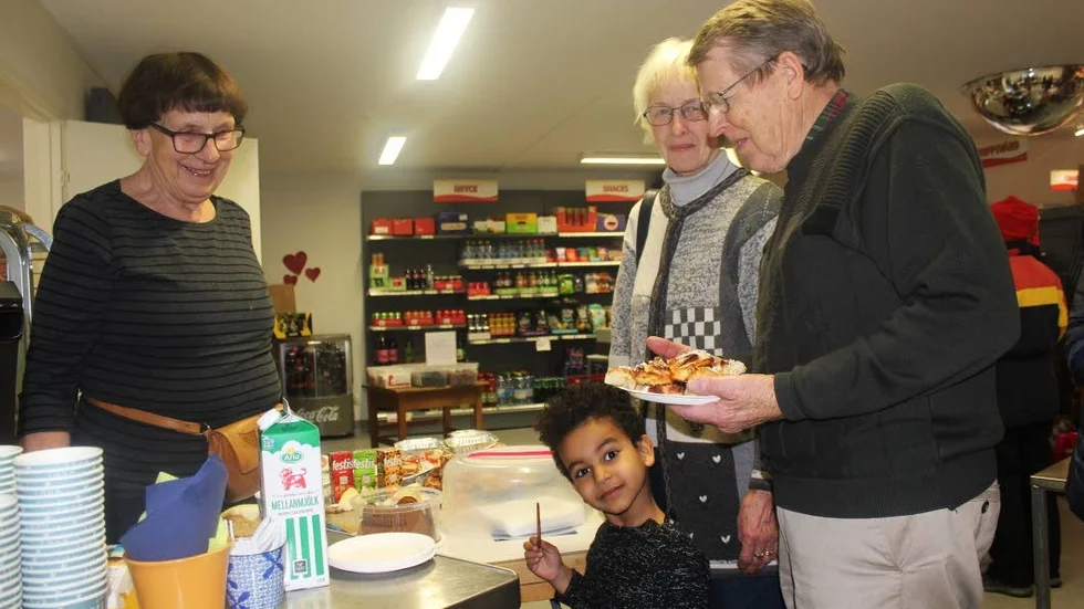 Jubileum. Maggan Hultström såg till att alla som ville fick fika, bland andra var Kerstin och Bengt Johansson på plats för att fira ettårsjubiléet. Natnael fick en kaka.
