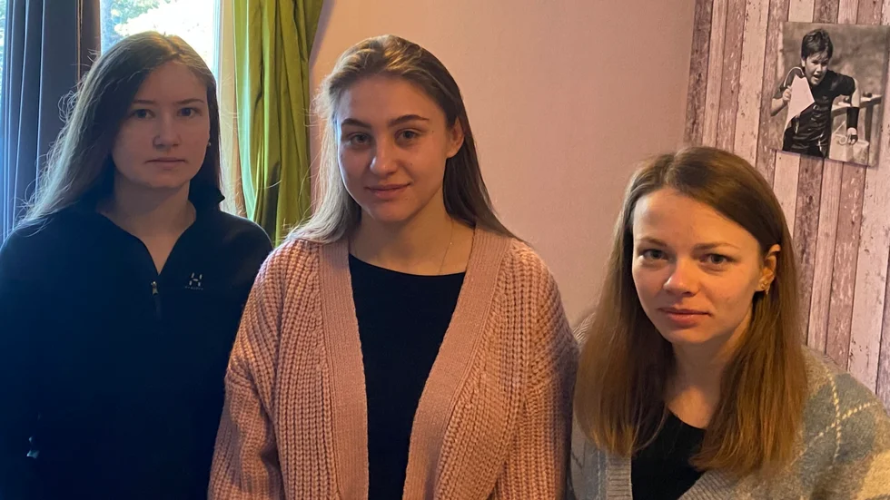 Sofia Kolesnyk, Daria Tarasevych och Yevheniia Veremeienko kom till Skärblacka under tisdagen. Det är Yevheniia som har kontakter hos OK Denseln.
