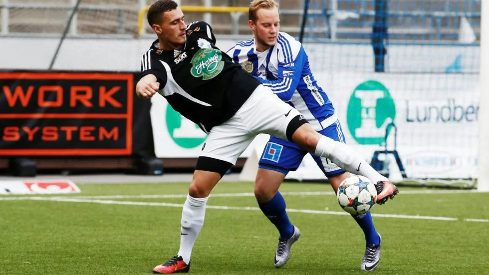 Esat Jashari, Linköping, här i kamp med Sleipners back Johan Andersson.