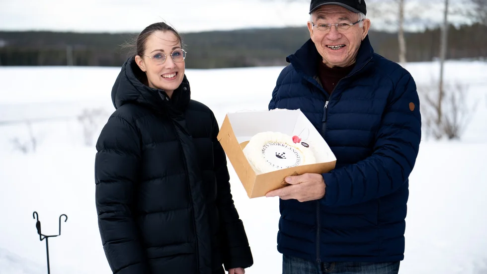 Hanna Hardell från Norrmejerier överraskar Årets Norrlandsvisionär 2022, Lars Forslund, med den glada nyheten och en gräddtårta.