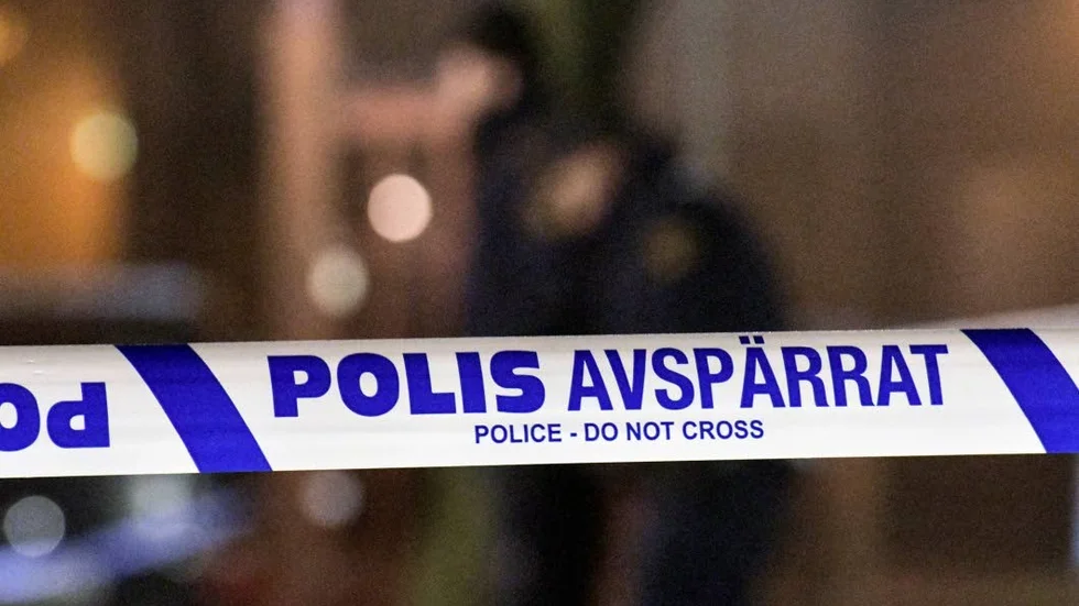Vid flera tillfällen stängde de åtalade in sina offer i bagageutrymmet till en bil.