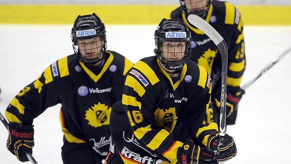 Marcus Pettersson, längst fram, var en av två tvåmålsskyttar när Skellefteå AIK:s J18-lag besegrade Leksands dito med 6–3 i den första kvartsfinalmatchen. Foto: Ulf Johansson.