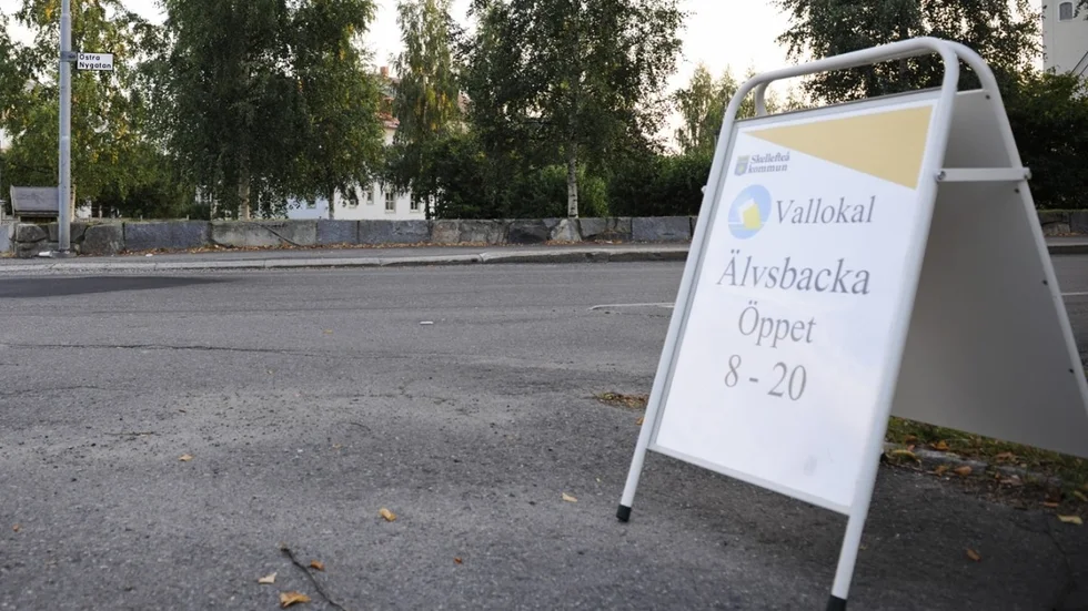 Ingången till Kanalskolans vallokal från Östra Nygatan. Foto: Carina Kvist