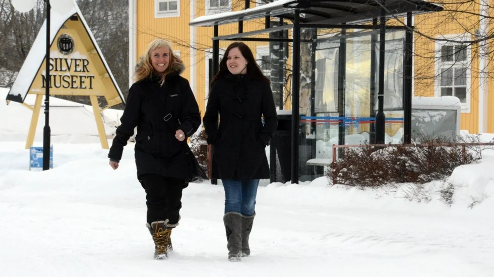 Arrangemangsutvecklare Anna-Karin Svensson och Arjeplogs kommuns informatör Yvonne Pauna har fått uppdraget att utveckla Arjeplogs marknader. Foto: Bertil Sundkvist