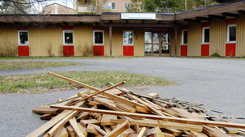 Arkivbild från i våras när före detta Hedensbyhälsan byggdes om till gruppboende. Men det räcker inte, många väntar fortfarande på olika typer av boenden. Foto: Pär Lindström.