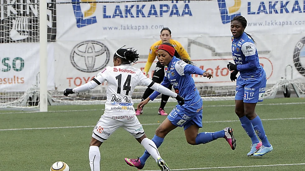 Onome Ebi här i kamp med Ogonna Chukwudi lämnar Sunnanå för spel i Vitryssland. FOTO: Roine Sandlén.