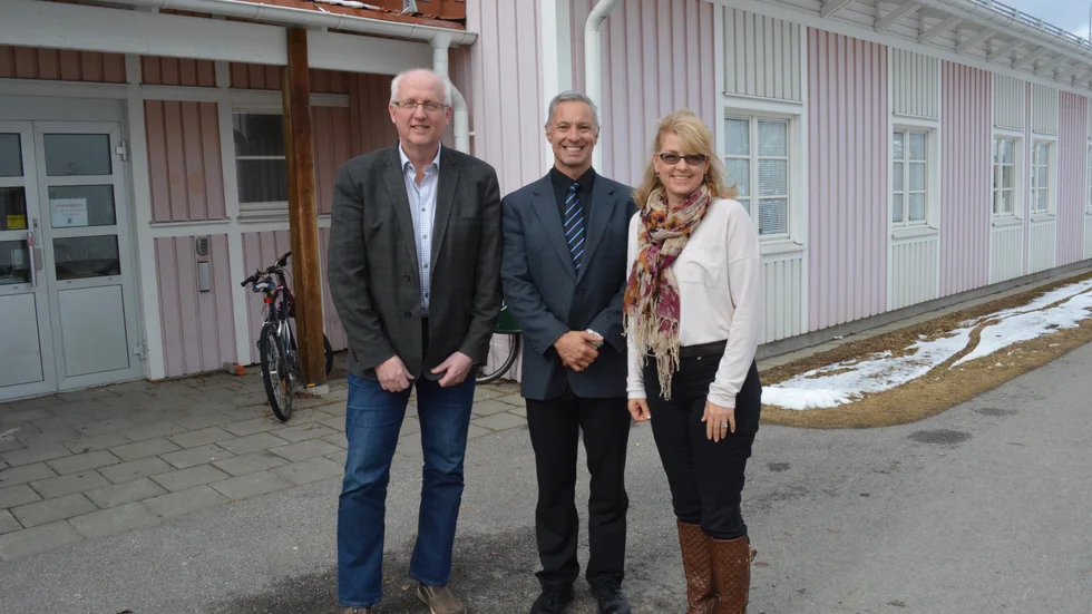 Mötesplats. Rektor Max Bohman tog emot R. D. Nordgren och hans hustru Jayme Nordgren vid vuxenutbildningens och gymnasiets lokaler. Foto: Lennart Enkvist.