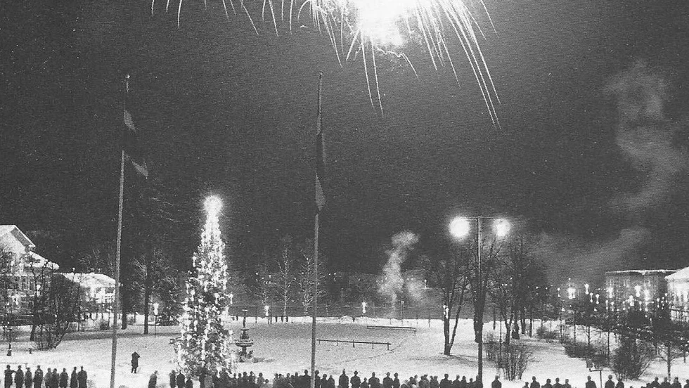Fyrverkeri för det utvidgade Skellefteå. Stadsparken vid 00.20 den 1 januari 1967. Foto: Norran.