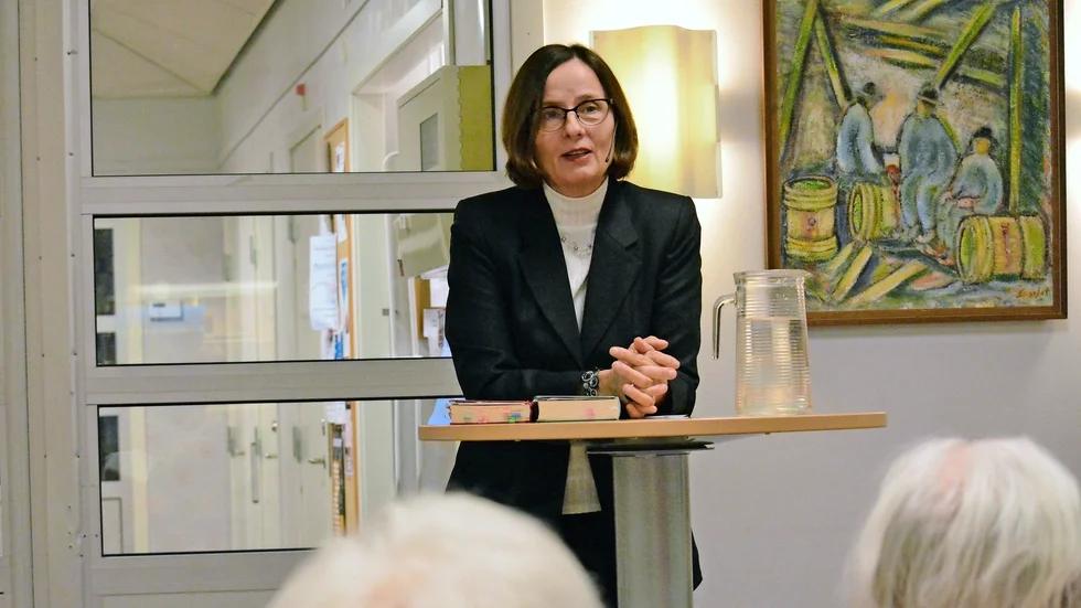 Berättar. Ett 20-tal personer kom till biblioteket i Norsjö för att lyssna på Susanna Alakoski. Foto: Lennart Enkvist.