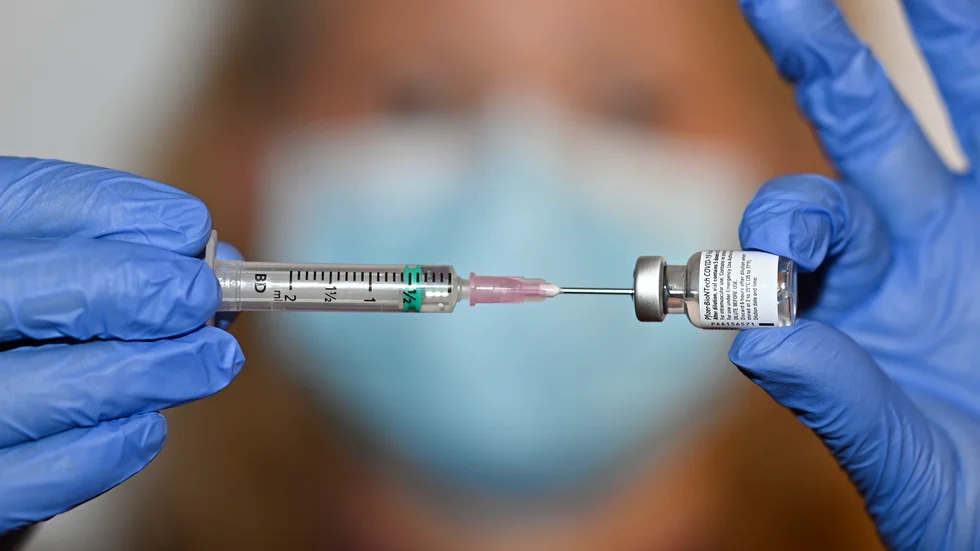 Om fler åldergrupper fick boka den tredje dosen skulle vaccintiderna kunna utnyttjas bättre, skriver Ronny Svedin