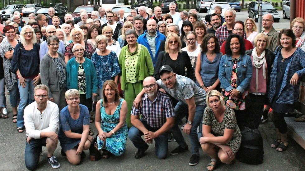 Möttes igen. 60-talister är de allihopa. Längst fram syns arrangörsgruppen, från vänster Håkan Avander, Marie Avander, Therese Lustig, Kent Avander, Matz Lindahl och Camilla Stenlund.