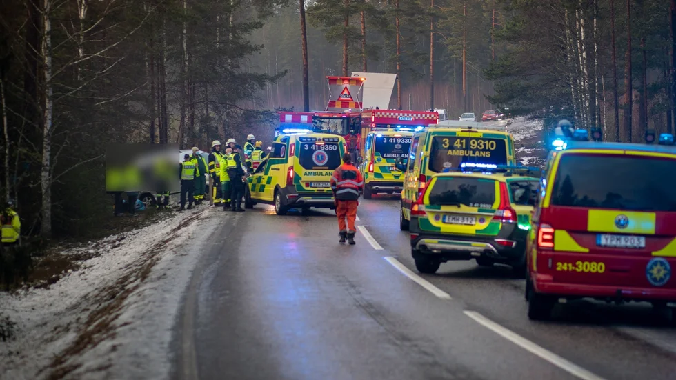 Sex personer fördes till sjukhus med ambulans efter en krock på väg 53 strax utanför Råby i Nyköping.