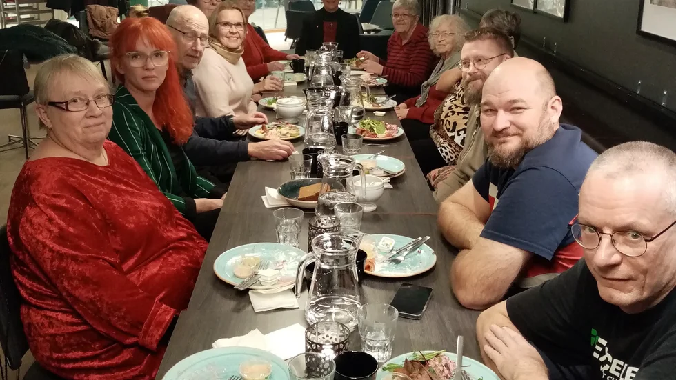 Helena Burvall, Malin Viklund, Nils-Olof Nilsson, Eila Stenvall, Gun-Marie Hammrbäck, Berit Lundgren, Helén Lindbäck, Ingrid Nilsson, Ingrid Isaksson, Erika Johansson, Lucas Eriksson, Daniel Bylund och Kjell Larsson lät sig väl smaka av den goda maten.